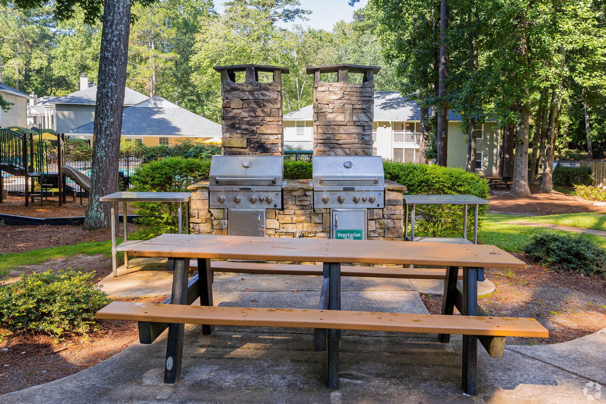 grill Riverstone at Powers Ferry apartments